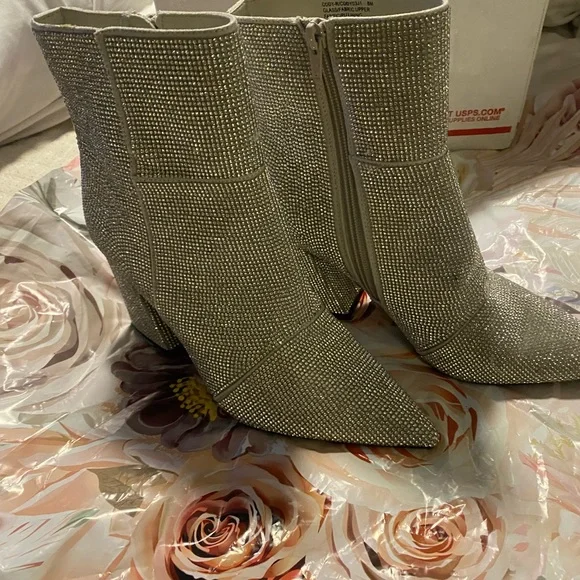 Madden Girl Silver Ankle Booties with rhinestones NWOT - Picture 9 of 10